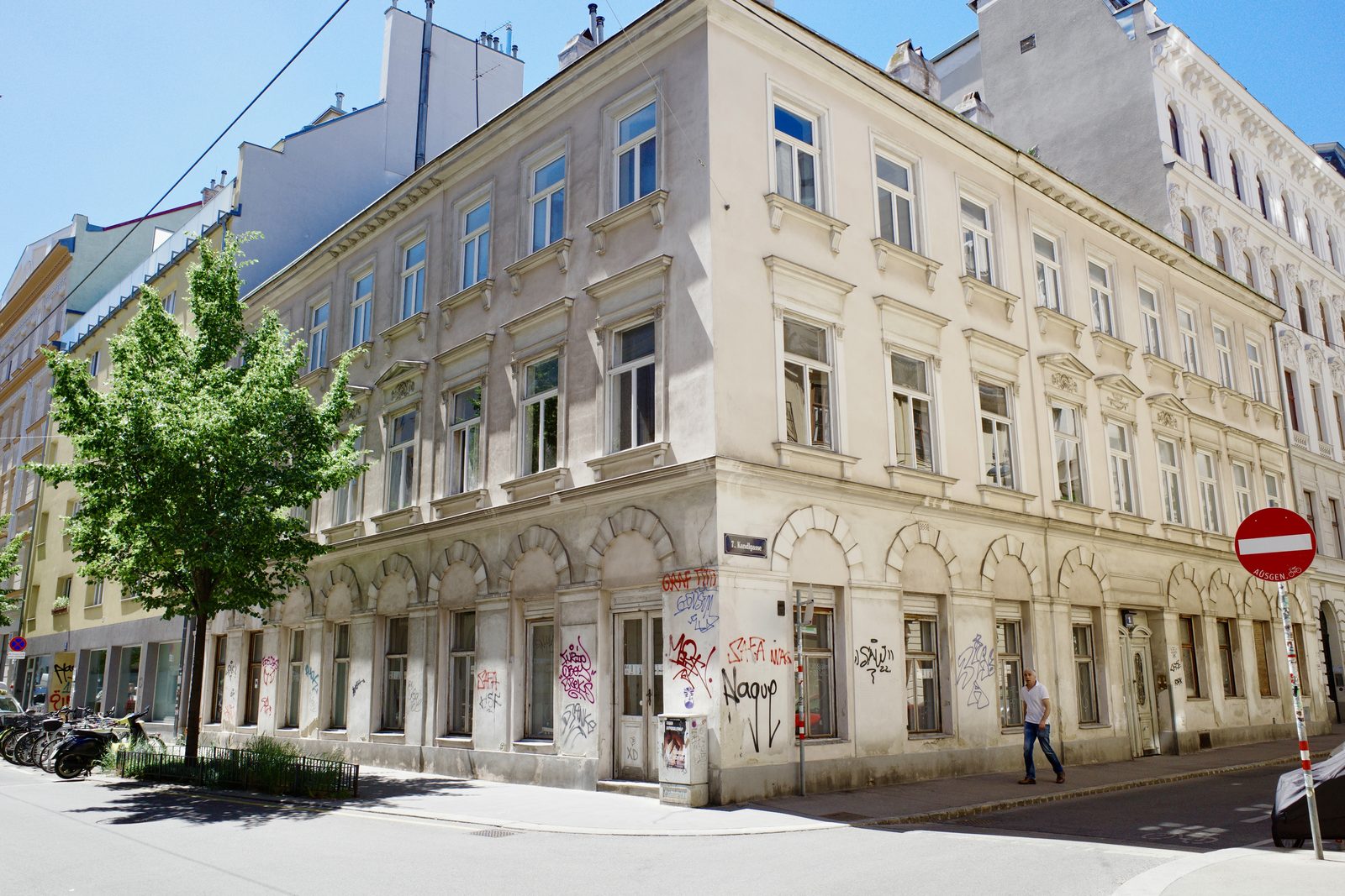 Gründerzeit-Eckhaus Kandlgasse 1 in Wien Neubau, Straßenansicht vor der Sanierung