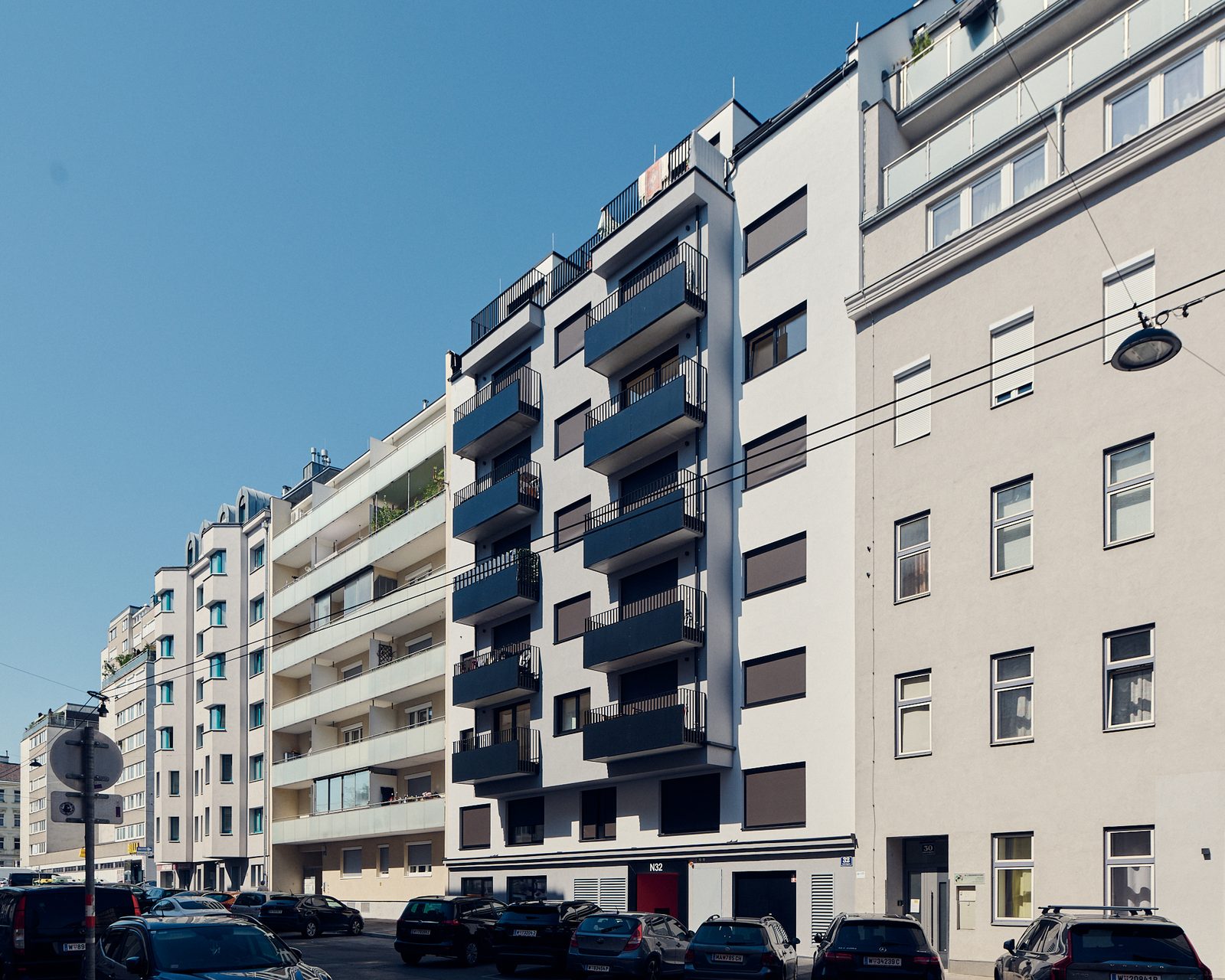 Straßenansicht des Projekts N32 in der Neilreichgasse 32 in Wien-Favoriten, mit zurückgesetzten dunklen Loggien