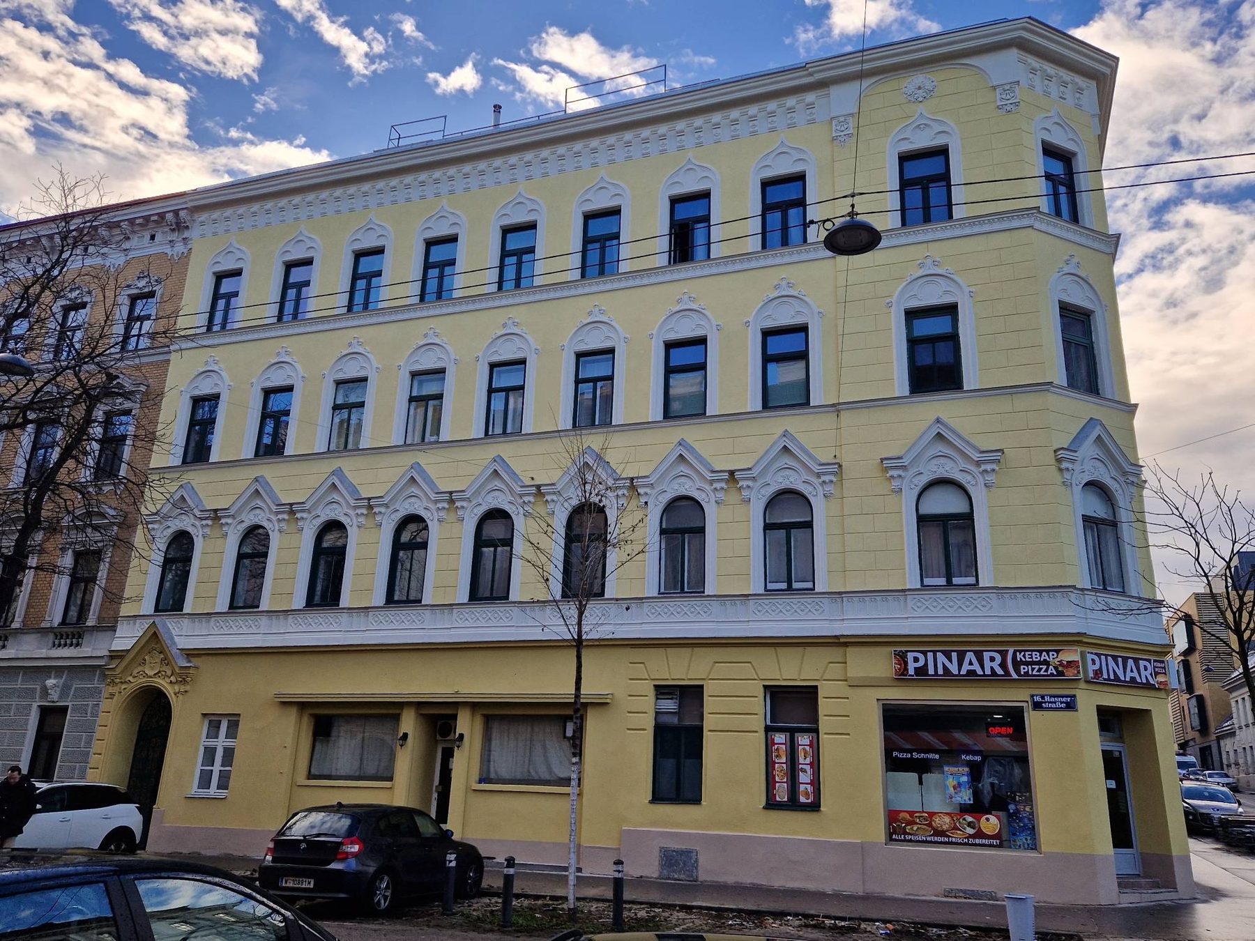 Sanierte Gründerzeitfassade der Hasnerstraße 99 in Wien-Ottakring mit Stuck und Spitzbogenfenstern