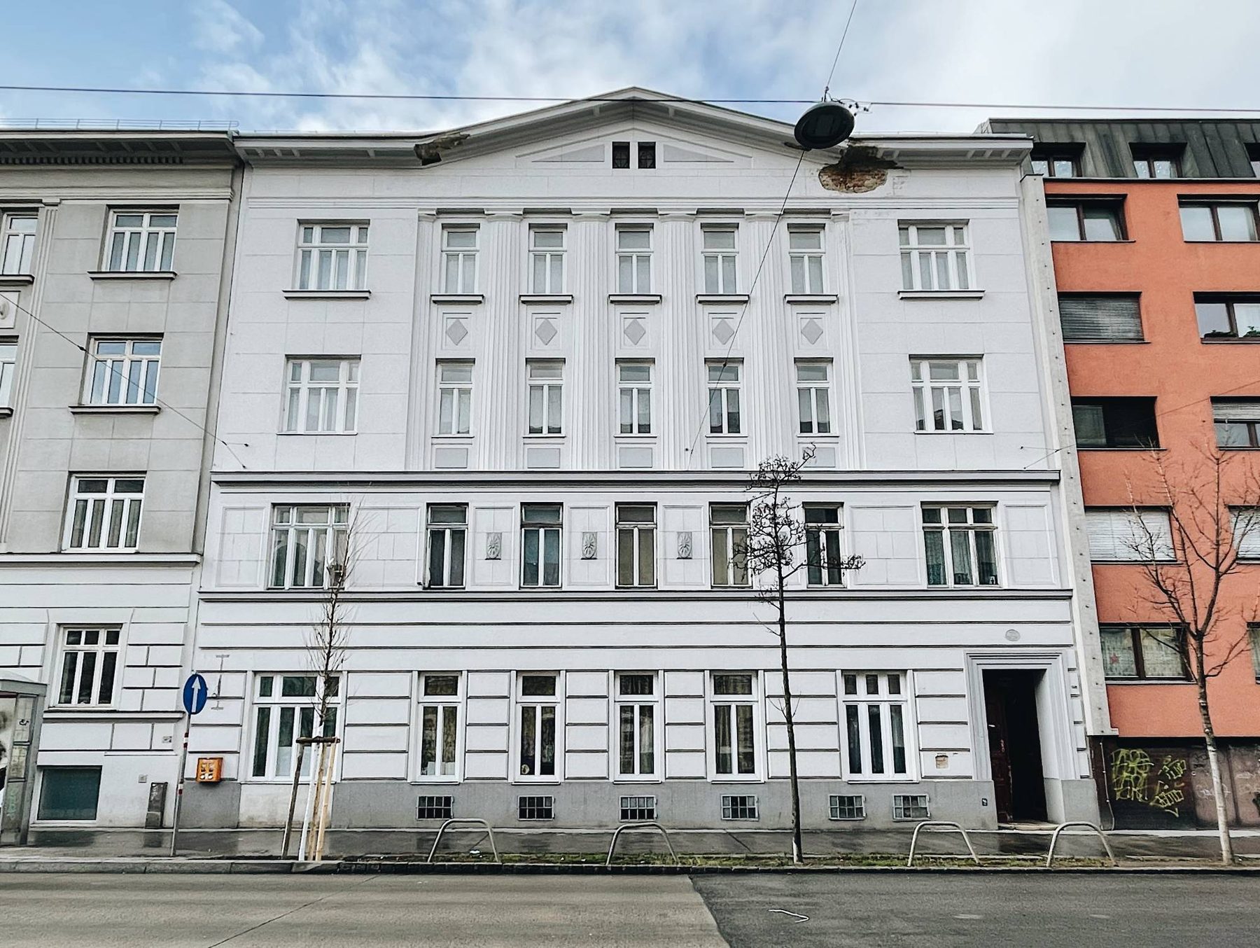 Straßenfassade des Wohnhauses Johnstraße 73 in Wien-Rudolfsheim-Fünfhaus